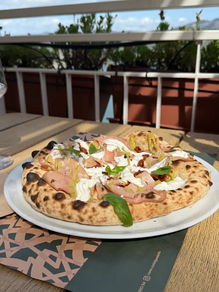 Pizza napolitana com vista