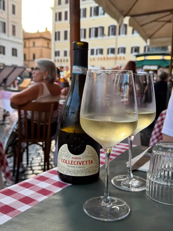 Vinho branco em piazza romana